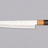 Kotetsu Sujihiki VG-10 Damascus 240 mm je dolg in ozek kuhinjski nož za razrez mesa in rib z vidnimi odtisi kladiv, damascus vzorcem in klasičnim japonskim ročajem (wa-style) iz pakka lesa. Navdušil bo vse, ki cenijo estetsko oblikovane kuhinjske pripomočke.