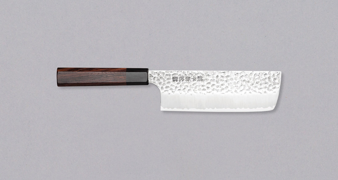 Kouhei-Shinmatsu ZDP-189 Nakiri Silver 170 mm je plod desetletja izkušenj, nabranih s prodajo in dela z noži z naše strani in znanja kovanja nožev, podanega skozi generacije mojstrov kovačije Suncraft. Noži iz jekla ZDP-189 so izjemno redki in jih Suncraft izdeluje specifično za OsterRob.