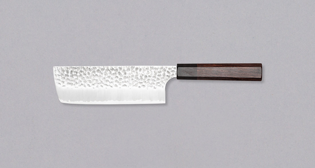 Kouhei-Shinmatsu ZDP-189 Nakiri Silver 170 mm je plod desetletja izkušenj, nabranih s prodajo in dela z noži z naše strani in znanja kovanja nožev, podanega skozi generacije mojstrov kovačije Suncraft. Noži iz jekla ZDP-189 so izjemno redki in jih Suncraft izdeluje specifično za OsterRob.