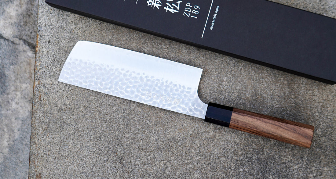 Kouhei-Shinmatsu ZDP-189 Nakiri Silver 170 mm je plod desetletja izkušenj, nabranih s prodajo in dela z noži z naše strani in znanja kovanja nožev, podanega skozi generacije mojstrov kovačije Suncraft. Noži iz jekla ZDP-189 so izjemno redki in jih Suncraft izdeluje specifično za OsterRob.