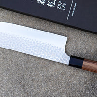 Kouhei-Shinmatsu ZDP-189 Nakiri Silver 170 mm je plod desetletja izkušenj, nabranih s prodajo in dela z noži z naše strani in znanja kovanja nožev, podanega skozi generacije mojstrov kovačije Suncraft. Noži iz jekla ZDP-189 so izjemno redki in jih Suncraft izdeluje specifično za OsterRob.
