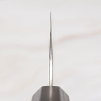 Choil noža. Kouhei-Shinmatsu ZDP-189 Nakiri Silver 170 mm je plod desetletja izkušenj, nabranih s prodajo in dela z noži z naše strani in znanja kovanja nožev, podanega skozi generacije mojstrov kovačije Suncraft. S trdoto 65-66 HRC po Rockwellovi lestvici je ta nakiri brez dvoma en najtrših v naši ponudbi in bo tako ostrino držal tudi najdlje.
