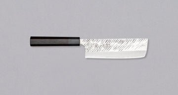 Kurosaki Nakiri iz linije Fujin je še eno unikatno rezilo iz rok nadarjenega mladega kovaškega mojstra Yu Kurosakija. Nož odlikuje izjemna ostrina in unikaten dizajn. Sredica noža je iz prašnega jekla SG2 (63 HRC). Črte na rezilu spominjajo na sunke vetra, zato je ta linija poimenovana po Fujin, japonskemu bogu vetra.
