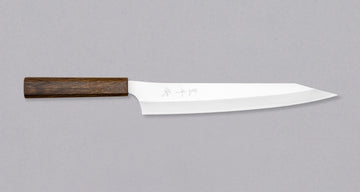 Kurosaki sujihiki iz linije Gekko je še en unikaten izdelek iz rok nadarjenega mojstra Yu Kurosakija. Izstopa zaradi značilne zamaknjene oblike rezila in zaključnega videza visokega sijaja, temen ročaj iz hrastovega lesa pa izjemno lepo dopolnjuje minimalistično zasnovo noža. Izdelan iz revolucionarnega VG-XEOS jekla.