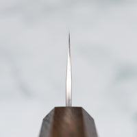 Choil noža. Kurosaki sujihiki iz linije Gekko je še en unikaten izdelek iz rok nadarjenega mojstra Yu Kurosakija. Izstopa zaradi značilne zamaknjene oblike rezila in zaključnega videza visokega sijaja, temen ročaj iz hrastovega lesa pa izjemno lepo dopolnjuje minimalistično zasnovo noža. Izdelan iz revolucionarnega VG-XEOS jekla.