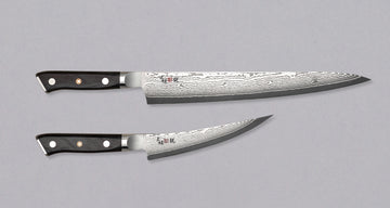 Vrhunski set nožev, ki jih je kovačija Mcusta Zanmai sestavila ekskluzivno za OsterRob. Lastnosti vsakega od nožev smo izbrali zelo premišljeno, z namenom, da ljubiteljem mesa ponudimo odličen set nožev za meso po dostopni ceni. Set vključuje slicer in boning nož - za pripravo rib in mesa. Na voljo kot set ali ločeno.
