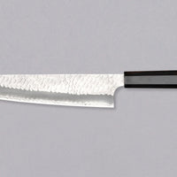 Nigara Gyuto SG2 Tsuchime Wa 240 mm je večnamenski japonski kuhinjski nož, primeren za pripravo mesa, rib in zelenjave. Jedro iz prašnega jekla SG2 ter hamaguri presek profila zagotavljata dolgotrajno ostrino ter minimalno vzdrževanje. Rezilo ima heksagonalni tsuchime vzorec in japonski ročaj iz redke ebenovine.