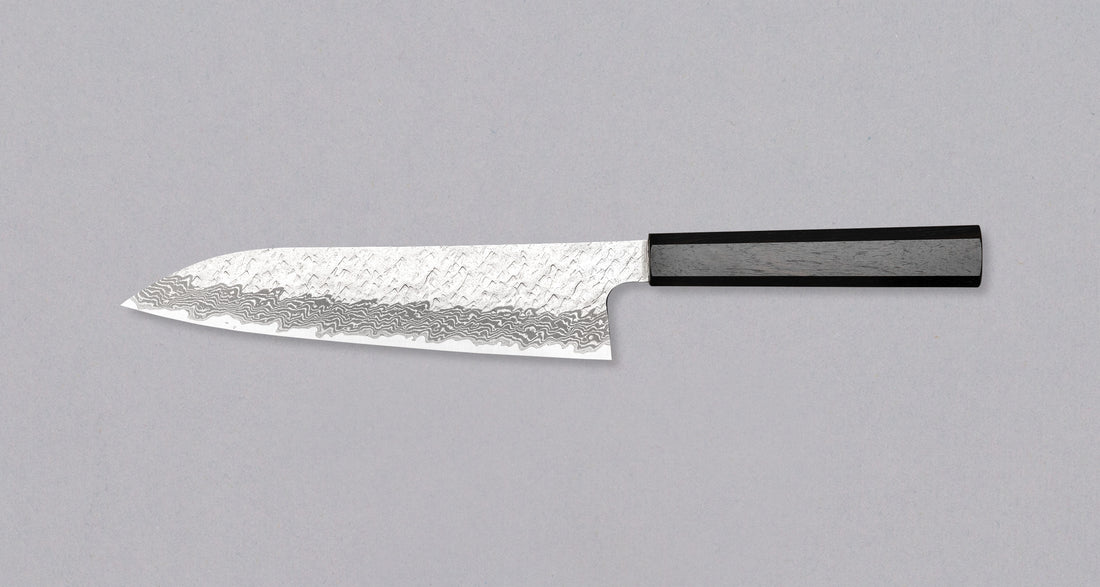 Nigara Gyuto VG-10 Damascus Tsuchime 210 mm je večnamenski japonski kuhinjski nož, primeren za pripravo mesa, rib in zelenjave. Jedro iz nerjavečega VG-10 jekla zagotavlja dolgotrajno ostrino ter minimalno vzdrževanje. Izjemne lastnosti in videz rezila dopolnjuje ročaj japonskega tipa (Wa) iz luksuzne ebenovine.