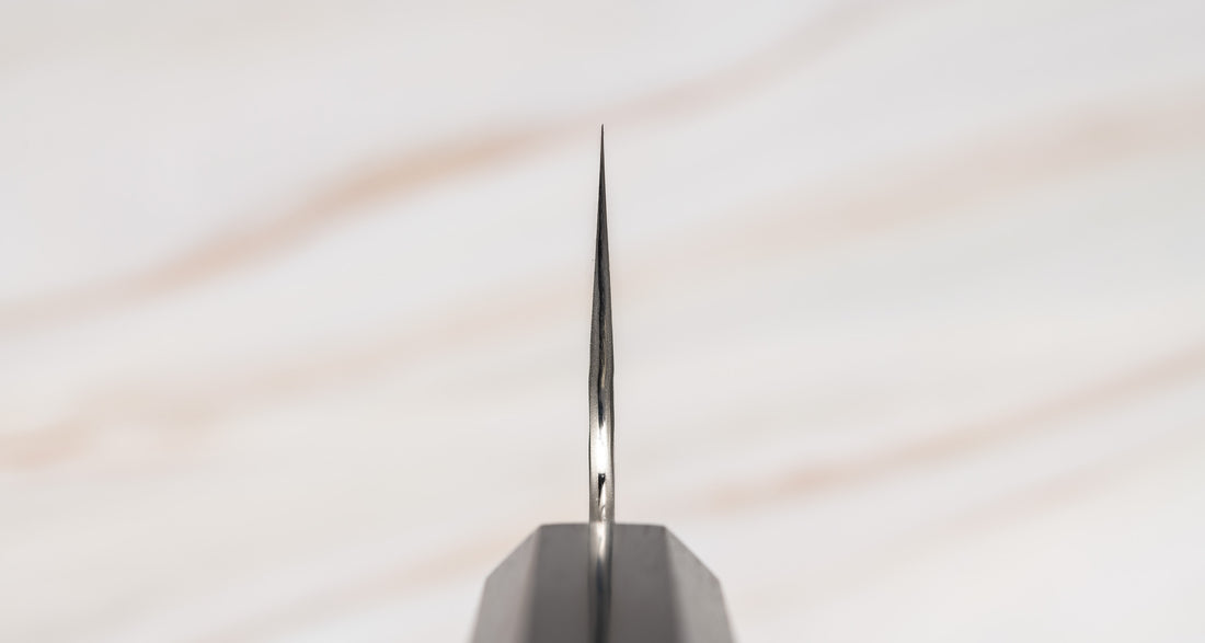 Choil noža. Nigara Gyuto VG-10 Damascus Tsuchime 210 mm je večnamenski japonski kuhinjski nož, primeren za pripravo mesa, rib in zelenjave. Jedro iz nerjavečega VG-10 jekla zagotavlja dolgotrajno ostrino ter minimalno vzdrževanje. Izjemne lastnosti in videz rezila dopolnjuje ročaj japonskega tipa (Wa) iz luksuzne ebenovine.