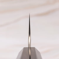 Nigara Kiri-Gyuto AS Migaki Tsuchime je večnamenski japonski kuhinjski nož, primeren za pripravo mesa, rib in zelenjave. Zaradi jedra iz jekla Aogami Super (63 HRC) ga je enostavno nabrusiti in dolgo drži ostrino. Unikatna kombinacija zaključnih videzov in elegantni ročaj iz ebenovine dajeta rezilu luksuzen pridih.