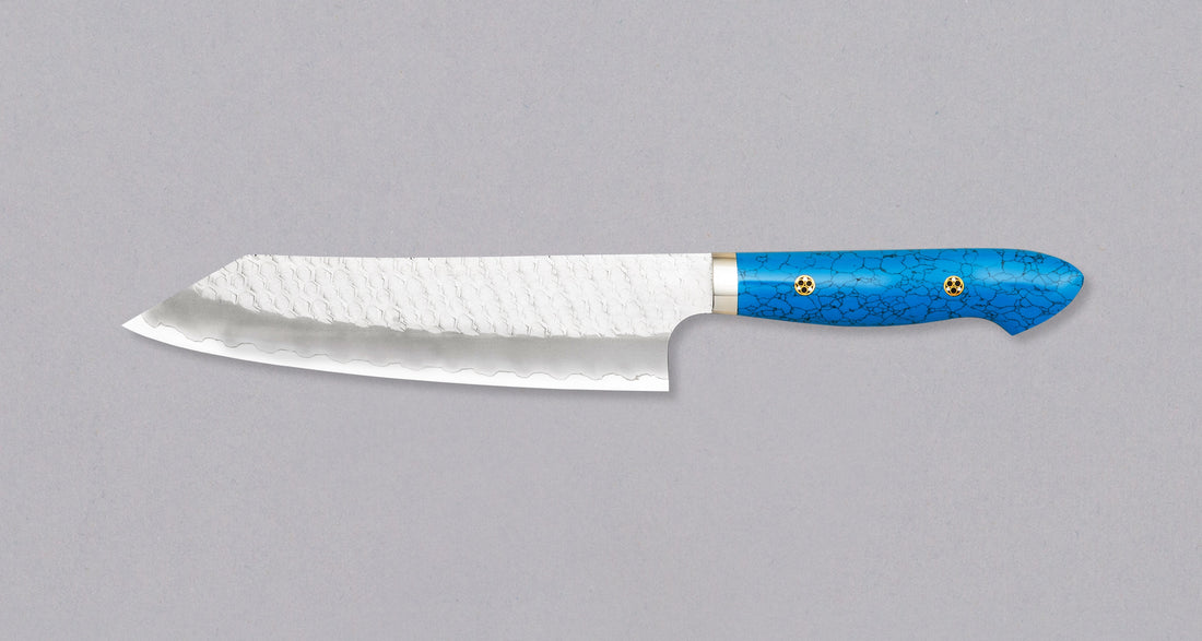 Japonski nož Nigara Kiri-Gyuto SG2 Migaki Tsuchime Turquoise je večnamenski japonski kuhinjski nož, primeren za pripravo mesa, rib in zelenjave. Jedro iz prašnega jekla SG2 ter hamaguri presek profila zagotavljata dolgotrajno ostrino ter minimalno vzdrževanje ter odpornost  na korozijo. Oglejte si našo obširno ponudbo japonskih nožev!