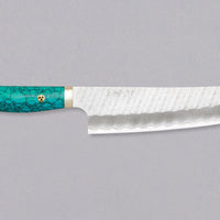 Japonski nož Nigara Kiri-Gyuto SG2 Migaki Tsuchime Turquoise je večnamenski japonski kuhinjski nož, primeren za pripravo mesa, rib in zelenjave. Jedro iz prašnega jekla SG2 ter hamaguri presek profila zagotavljata dolgotrajno ostrino ter minimalno vzdrževanje ter odpornost na korozijo. Oglejte si našo obširno ponudbo japonskih nožev!