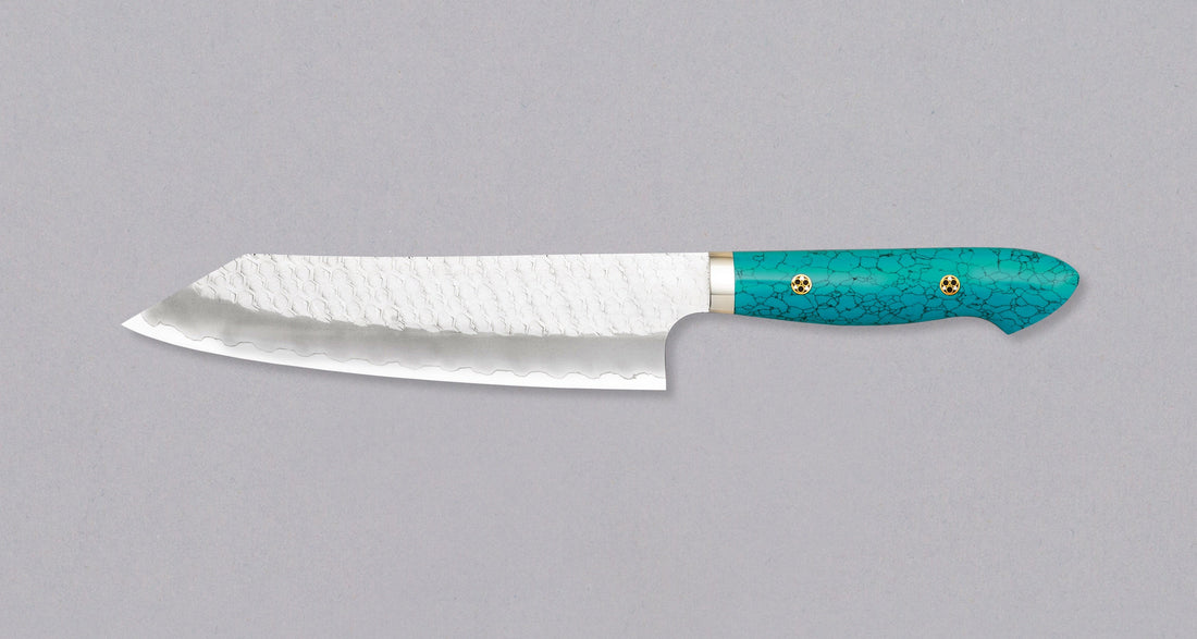 Japonski nož Nigara Kiri-Gyuto SG2 Migaki Tsuchime Turquoise je večnamenski japonski kuhinjski nož, primeren za pripravo mesa, rib in zelenjave. Jedro iz prašnega jekla SG2 ter hamaguri presek profila zagotavljata dolgotrajno ostrino ter minimalno vzdrževanje ter odpornost  na korozijo. Oglejte si našo obširno ponudbo japonskih nožev!