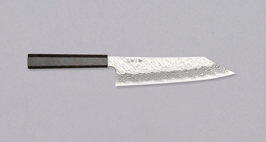 Nigara Kiritsuke Gyuto VG-10 Damascus Tsuchime 210 mm je večnamenski japonski kuhinjski nož, primeren za pripravo mesa, rib in zelenjave. Jedro iz nerjavečega VG-10 jekla zagotavlja dolgotrajno ostrino ter minimalno vzdrževanje. Izjemne lastnosti in videz rezila dopolnjuje ročaj japonskega tipa (Wa) iz luksuzne ebenovine.