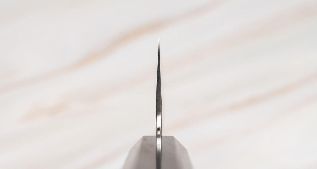 Choil noža. Nigara Kiritsuke Gyuto VG-10 Damascus Tsuchime 210 mm je večnamenski japonski kuhinjski nož, primeren za pripravo mesa, rib in zelenjave. Jedro iz nerjavečega VG-10 jekla zagotavlja dolgotrajno ostrino ter minimalno vzdrževanje. Izjemne lastnosti in videz rezila dopolnjuje ročaj japonskega tipa (Wa) iz luksuzne ebenovine.