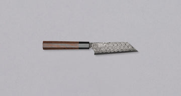 Nigara Kiritsuke Petty SG2 Damascus 120 mm je majhen japonski kuhinjski nož, primeren za delikatna in manjša rezalna opravila v dlani in na rezalni desk Jedro iz prašnega jekla SG2 ter hamaguri presek profila zagotavljata dolgotrajno ostrino ter minimalno vzdrževanje. Nož krasi poseben vzorec dežnih kapljic - amatsubu.