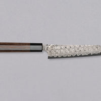 Nigara Kiritsuke Petty SG2 Damascus 150 mm je majhen japonski kuhinjski nož, primeren za delikatna in manjša rezalna opravila v dlani in na rezalni desk Jedro iz prašnega jekla SG2 ter hamaguri presek profila zagotavljata dolgotrajno ostrino ter minimalno vzdrževanje. Nož krasi poseben vzorec dežnih kapljic - amatsubu.