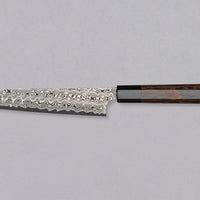 Nigara Kiritsuke Petty SG2 Damascus 150 mm je majhen japonski kuhinjski nož, primeren za delikatna in manjša rezalna opravila v dlani in na rezalni desk Jedro iz prašnega jekla SG2 ter hamaguri presek profila zagotavljata dolgotrajno ostrino ter minimalno vzdrževanje. Nož krasi poseben vzorec dežnih kapljic - amatsubu.