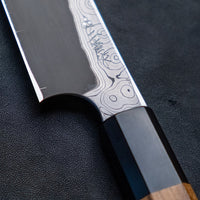 Nigara Kurozome Kiritsuke Yanagiba Aogami #2 Damascus 240 mm je tradicionalni japonski nož, ki se uporablja za pripravo rib (zlasti za sashimi in nigiri sushi). Dolgo rezilo omogoča lepe in dolge gibe, prirezana konica pa natančen zaključek reza.