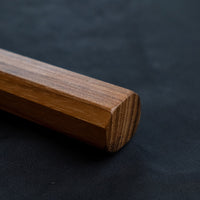 Nigara Kurozome Kiritsuke Yanagiba Aogami #2 Damascus 240 mm je tradicionalni japonski nož, ki se uporablja za pripravo rib (zlasti za sashimi in nigiri sushi). Dolgo rezilo omogoča lepe in dolge gibe, prirezana konica pa natančen zaključek reza.