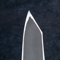Nigara Kurozome Kiritsuke Yanagiba Aogami #2 Damascus 240 mm je tradicionalni japonski nož, ki se uporablja za pripravo rib (zlasti za sashimi in nigiri sushi). Dolgo rezilo omogoča lepe in dolge gibe, prirezana konica pa natančen zaključek reza.