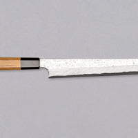 Nigara Kurozome Kiritsuke Yanagiba Aogami #2 Damascus 240 mm je tradicionalni japonski nož, ki se uporablja za pripravo rib (zlasti za sashimi in nigiri sushi). Dolgo rezilo omogoča lepe in dolge gibe, prirezana konica pa natančen zaključek reza.