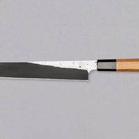 Nigara Kurozome Kiritsuke Yanagiba Aogami #2 Damascus 240 mm je tradicionalni japonski nož, ki se uporablja za pripravo rib (zlasti za sashimi in nigiri sushi). Dolgo rezilo omogoča lepe in dolge gibe, prirezana konica pa natančen zaključek reza.
