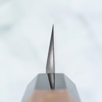 Nigara Kurozome Kiritsuke Yanagiba Aogami #2 Damascus 240 mm je tradicionalni japonski nož, ki se uporablja za pripravo rib (zlasti za sashimi in nigiri sushi). Dolgo rezilo omogoča lepe in dolge gibe, prirezana konica pa natančen zaključek reza.