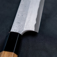 Nigara Kurozome Sakimaru Yanagiba Aogami #2 Damascus 270 mm je tradicionalni japonski nož, ki se uporablja za pripravo rib. Ime sakimaru se nanaša na tanto konico, ki je poklon katani. Dolgo rezilo omogoča lepe in dolge gibe, prirezana konica pa natančen zaključek reza.