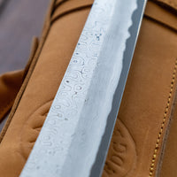 Nigara Kurozome Sakimaru Yanagiba Aogami #2 Damascus 270 mm je tradicionalni japonski nož, ki se uporablja za pripravo rib. Ime sakimaru se nanaša na tanto konico, ki je poklon katani. Dolgo rezilo omogoča lepe in dolge gibe, prirezana konica pa natančen zaključek reza.