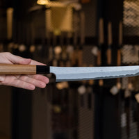 Nigara Kurozome Sakimaru Yanagiba Aogami #2 Damascus 270 mm je tradicionalni japonski nož, ki se uporablja za pripravo rib. Ime sakimaru se nanaša na tanto konico, ki je poklon katani. Dolgo rezilo omogoča lepe in dolge gibe, prirezana konica pa natančen zaključek reza.