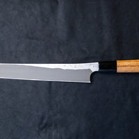Nigara Kurozome Sakimaru Yanagiba Aogami #2 Damascus 270 mm je tradicionalni japonski nož, ki se uporablja za pripravo rib. Ime sakimaru se nanaša na tanto konico, ki je poklon katani. Dolgo rezilo omogoča lepe in dolge gibe, prirezana konica pa natančen zaključek reza.