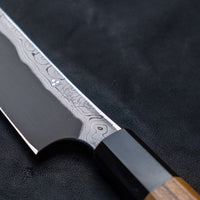 Nigara Kurozome Sakimaru Yanagiba Aogami #2 Damascus 270 mm je tradicionalni japonski nož, ki se uporablja za pripravo rib. Ime sakimaru se nanaša na tanto konico, ki je poklon katani. Dolgo rezilo omogoča lepe in dolge gibe, prirezana konica pa natančen zaključek reza.