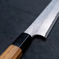 Nigara Kurozome Sakimaru Yanagiba Aogami #2 Damascus 270 mm je tradicionalni japonski nož, ki se uporablja za pripravo rib. Ime sakimaru se nanaša na tanto konico, ki je poklon katani. Dolgo rezilo omogoča lepe in dolge gibe, prirezana konica pa natančen zaključek reza.