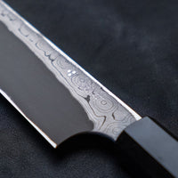 Nigara Kurozome Yanagiba Aogami #2 Damascus 270 mm je tradicionalni japonski nož za pripravo rib. Kakovost in izdelava tega noža sta vrhunska – od choila do edinstvenega damask vzorca. Zunanji sloji rezila imajo bisernemu mozaiku podoben videz, česar niti pri najbolj vrhunskih rezilih ne boste pogosto zasledili.