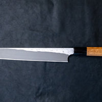 Nigara Kurozome Yanagiba Aogami #2 Damascus 270 mm je tradicionalni japonski nož za pripravo rib. Kakovost in izdelava tega noža sta vrhunska – od choila do edinstvenega damask vzorca. Zunanji sloji rezila imajo bisernemu mozaiku podoben videz, česar niti pri najbolj vrhunskih rezilih ne boste pogosto zasledili.