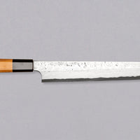 Nigara Kurozome Yanagiba Aogami #2 Damascus 270 mm je tradicionalni japonski nož za pripravo rib. Kakovost in izdelava tega noža sta vrhunska – od choila do edinstvenega damask vzorca. Zunanji sloji rezila imajo bisernemu mozaiku podoben videz, česar niti pri najbolj vrhunskih rezilih ne boste pogosto zasledili.