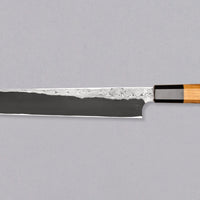 Nigara Kurozome Yanagiba Aogami #2 Damascus 270 mm je tradicionalni japonski nož za pripravo rib. Kakovost in izdelava tega noža sta vrhunska – od choila do edinstvenega damask vzorca. Zunanji sloji rezila imajo bisernemu mozaiku podoben videz, česar niti pri najbolj vrhunskih rezilih ne boste pogosto zasledili.