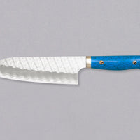 Nigara Santoku SG2 Migaki Tsuchime Turquoise je večnamenski japonski kuhinjski nož, primeren za pripravo mesa, rib in zelenjave. Jedro iz prašnega jekla SG2 ter hamaguri presek profila zagotavljata dolgotrajno ostrino ter minimalno vzdrževanje ter odpornost na korozijo. Oglejte si našo obširno ponudbo japonskih nožev!