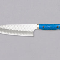 Nigara Santoku SG2 Migaki Tsuchime Turquoise je večnamenski japonski kuhinjski nož, primeren za pripravo mesa, rib in zelenjave. Jedro iz prašnega jekla SG2 ter hamaguri presek profila zagotavljata dolgotrajno ostrino ter minimalno vzdrževanje ter odpornost  na korozijo. Oglejte si našo obširno ponudbo japonskih nožev!