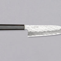 Nigara Santoku VG-10 Damascus Tsuchime 180 mm je večnamenski japonski kuhinjski nož, primeren za pripravo mesa, rib in zelenjave. Jedro iz nerjavečega VG-10 jekla zagotavlja dolgotrajno ostrino ter minimalno vzdrževanje. Izjemne lastnosti in videz rezila dopolnjuje ročaj japonskega tipa (Wa) iz luksuzne ebenovine.