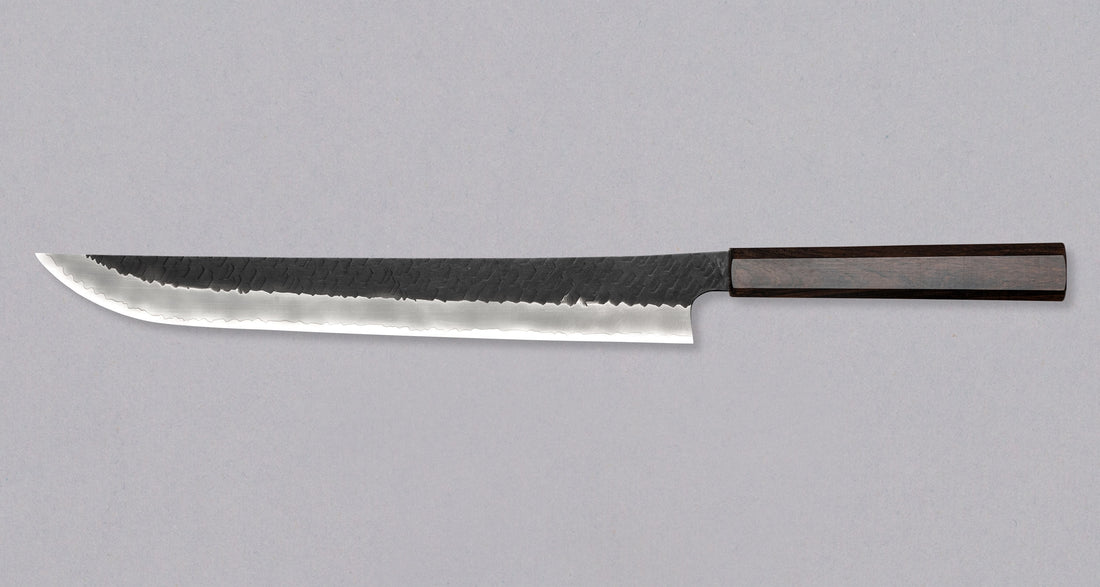 Nigara Sakimaru Sujihiki SG2 Kurouchi Tsuchime 300 mm je tradicionalni japonski nož, ki se uporablja za pripravo rib in mesa. Konkavni presek profila v kombinaciji z odtisi kladiva poskrbi, da se hrana med rezanjem ne lepi na rezilo. Jedro iz prašnega jekla SG2 zagotavlja dolgotrajno ostrino ter minimalno vzdrževanje.