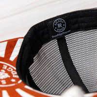 OsterRob ekskluziven merch: OsterRob x Vincent Trinidad kapa Ekskluziven OsterRob dizajn rjavega medveda sumoborca, oboroženega z našim ZDP-189 Bunka Black japonskim nožem, ki je plod sodelovanja z umetnikom Vincentom Trinidadom. Na spodnjem delu vizirja kape je logotip SharpEdge, ki krasi japonsko vzhajajoče sonce.
