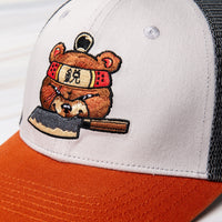 OsterRob ekskluziven merch: OsterRob x Vincent Trinidad kapa Ekskluziven OsterRob dizajn rjavega medveda sumoborca, oboroženega z našim ZDP-189 Bunka Black japonskim nožem, ki je plod sodelovanja z umetnikom Vincentom Trinidadom. Na spodnjem delu vizirja kape je logotip SharpEdge, ki krasi japonsko vzhajajoče sonce.