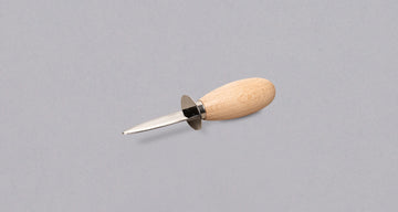 Oyster nož za ostrige iz visokokakovostnega nerjavečega jekla je nujno orodje v kuhinji vsakega ljubitelja ostrig. Lesen ročaj ovalne oblike omogoča dober, stabilen prijem in udobno rokovanje brez nevarnosti zdrsa in poškodb. Ker je narejen iz nerjavečega jekla, ga je enostavno vzdrževati, primeren je tudi kot darilo.