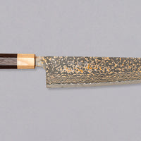 Saji Gyuto VG-10 Gold RWO 240 mm je vsestranski japonski kuhinjski nož, primeren za pripravo mesa, rib in zelenjave. Vendar bi mu delali krivico, če bi ga imenovali samo kuhinjski nož, saj je resnično izjemen primerek japonske kovaške spretnosti, od njegovega videza do izdelave in funkcionalnosti. Vrhunski primerek.