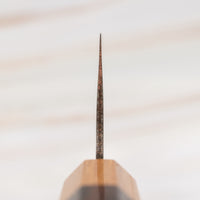 Saji Gyuto VG-10 Gold RWO 240 mm je vsestranski japonski kuhinjski nož, primeren za pripravo mesa, rib in zelenjave. Vendar bi mu delali krivico, če bi ga imenovali samo kuhinjski nož, saj je resnično izjemen primerek japonske kovaške spretnosti, od njegovega videza do izdelave in funkcionalnosti. Vrhunski primerek.
