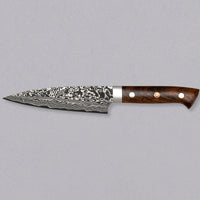 Saji Petty R2 Ironwood 130 mm je nož kovača Takeshi Sajija. Saji je kovač tretje generacije iz slavnega kovaškega središča Takefu Knife Village. S svojo novo omejeno serijo Rainbow Damascus je ustvaril mojstrske nože iz prašnega jekla R2 s temnim damask vzorcem.