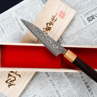 Saji Petty VG-10 Gold RWO 135 mm je mali japonski kuhinjski nož, primeren za pripravo mesa, rib in zelenjave. Vendar bi mu delali krivico, če bi ga imenovali samo kuhinjski nož, saj je resnično izjemen primerek japonske kovaške spretnosti – od njegovega videza in vse do specifičnih detajlov.
