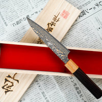 Saji Petty VG-10 Gold RWO 135 mm je mali japonski kuhinjski nož, primeren za pripravo mesa, rib in zelenjave. Vendar bi mu delali krivico, če bi ga imenovali samo kuhinjski nož, saj je resnično izjemen primerek japonske kovaške spretnosti – od njegovega videza in vse do specifičnih detajlov.